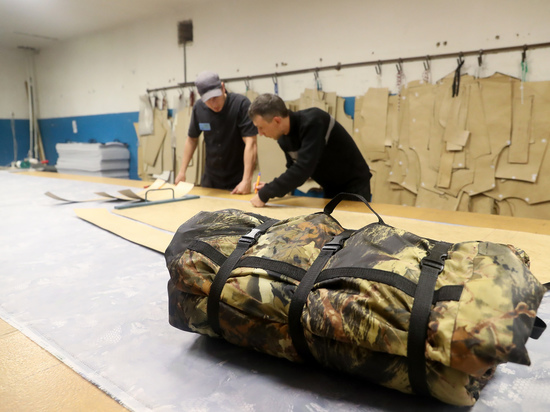 В Астрахани заключенные шьют спальные мешки для мобилизованных