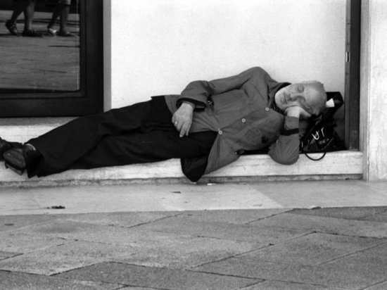 Спящего местного жителя обокрали на улице в Сочи