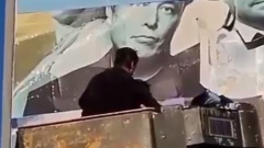 В Одессе заклеивают билборды с лицом Илона Маска: видео
