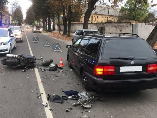 На улице Павлика Морозова столкнулись мотороллер и легковушка