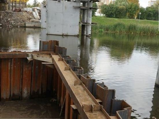 Строительный мусор с Красного моста в Орле загрязняет воду в Оке