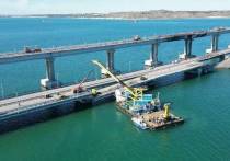 На Крымском мосту продолжаются ремонтные работы и в среду, 12 октября, их проведению помогает еще и погода