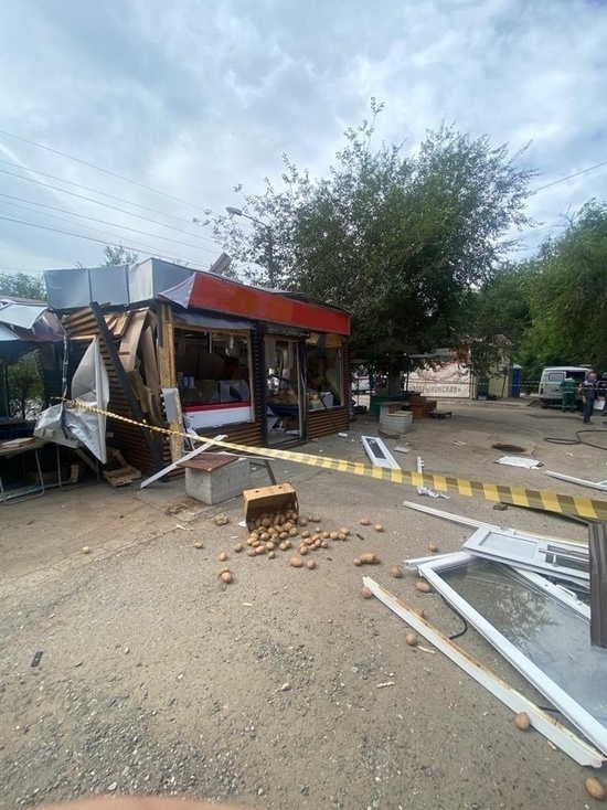 При взрыве торгового павильона в Астрахани продавец получила ожоги