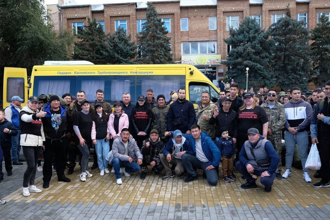 Молитва, напутственные слова и слезы: кадры как в Астрахани провожали очередную группу мобилизованных