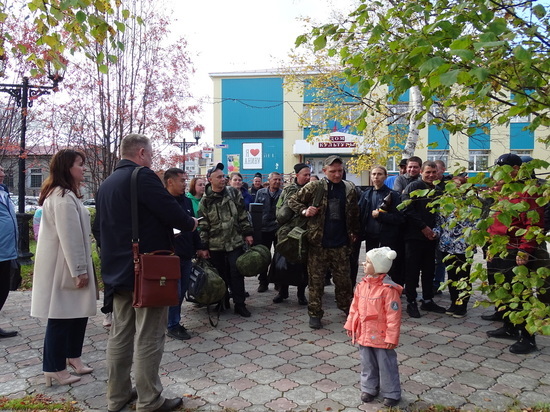 Жители Анивы проводили 19 добровольцев на спецоперацию