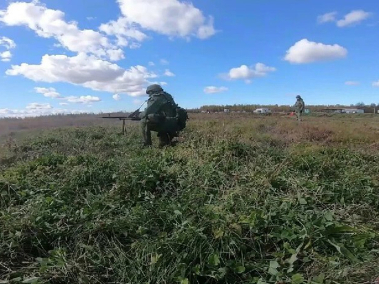 Мобилизованные в Хабаровском крае тренируются в стрельбе из пулеметов и гранатометов