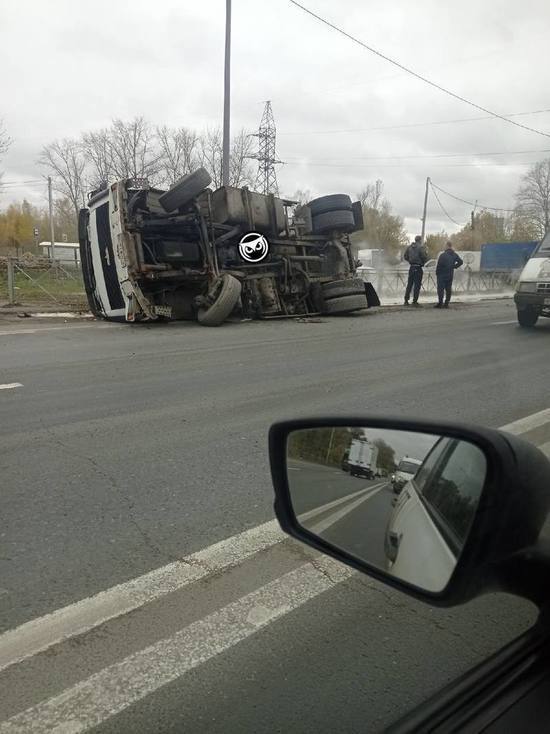 На выезде из Пензы перевернулся большегруз
