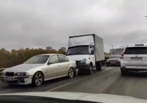 Сегодня, утром 13 октября, на Калужском шоссе столкнулись три транспортных средства: грузовики "МАЗ" и "Газель", а также легковушка марки "BMW"
