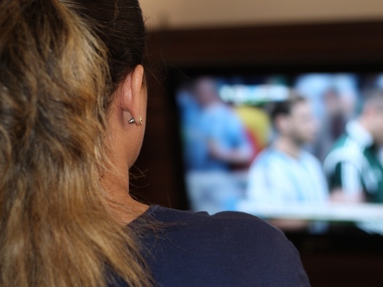Офтальмолог рассказал об опасности просмотра телевизора в темноте
