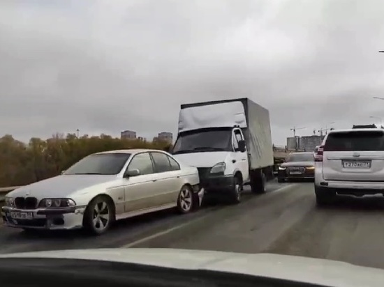 В Туле на Калужском шоссе произошло ДТП с двумя грузовиками и легковушкой