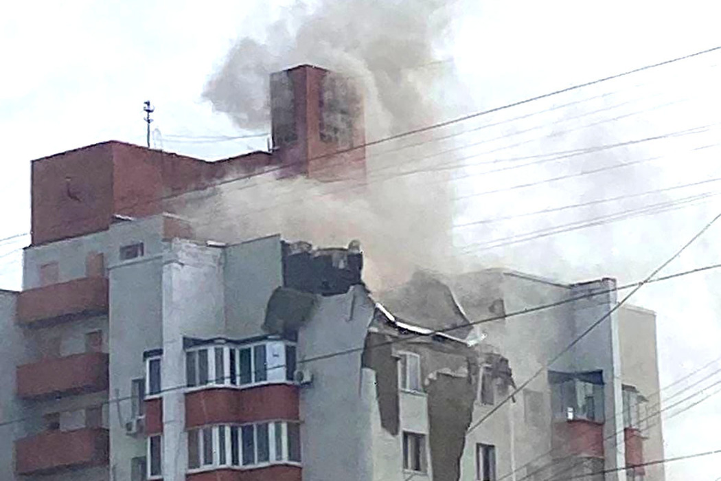Появились фото поврежденной обломками ракеты многоэтажки в Белгороде