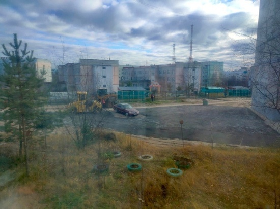 Дорожники Ноябрьска уложили новый асфальт вокруг припаркованного авто