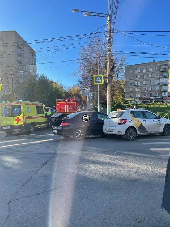 Авария в центре Пензы: на месте скорая и пожарная машина