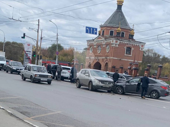 На Московском шоссе в Рязани произошла авария с участием шести машин