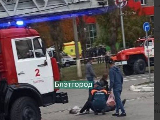 Приехавшие к поврежденному дому в Белгороде пожарные сбили женщину