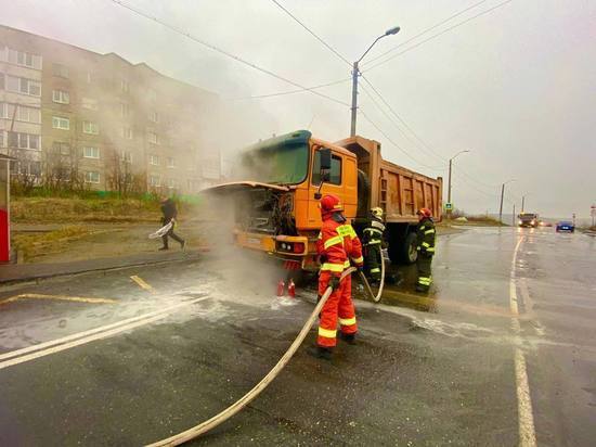 В Кировске на ходу загорелся грузовик