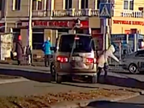 Водитель наехал на пешехода на тротуаре в Новосибирске