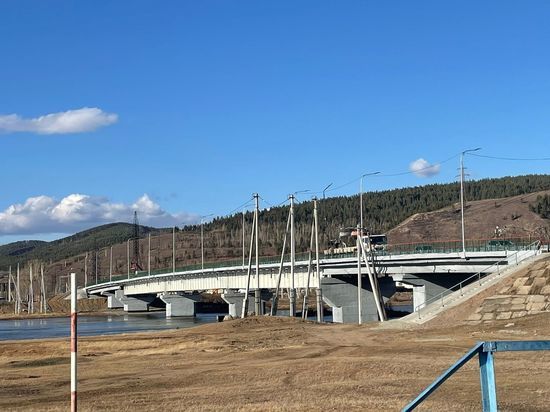 Построенный больше 40 лет назад мост отремонтировали в Хилке
