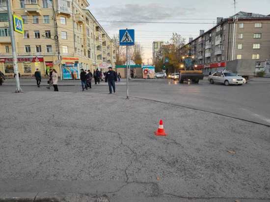 В Новосибирске разыскивают сбившего 38-летнюю женщину водителя