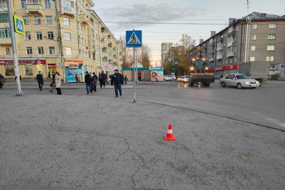 Водитель сбил на тротуаре. Сбили пешехода в Новосибирске. Сбили пешехода в Новосибирске на Авиастроителей. Сбили журналиста в Новосибирске. Новосибирск.