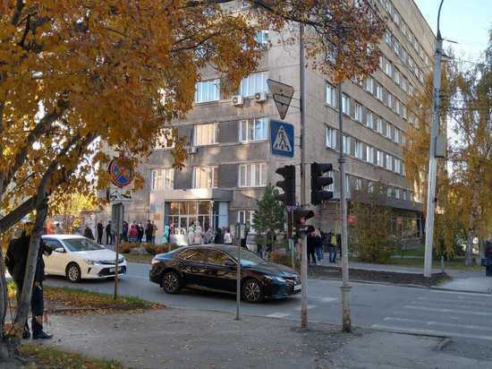 Более 100 человек эвакуировали из областного военкомата в Новосибирске 14 октября
