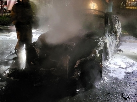 Три автомобиля горели ночью в Вологде на улице Судоремонтной