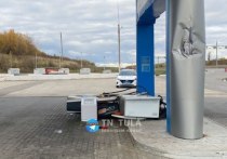 Накануне, днём 13 октября, на одной из автомобильных заправочных станций, расположенных в Ясногорском районе, произошёл инцидент с участием грузового самосвала