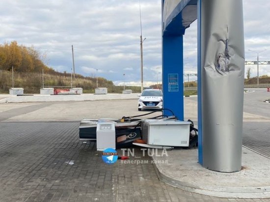 Водитель самосвала протаранил АЗС под Ясногорском из-за отказа в бесплатном бензине