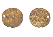 Столичные археологи отреставрировали старинный счетный жетон, который ранее был найден при раскопках в районе Якиманка