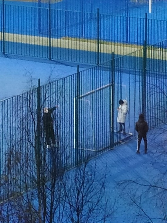 Дети рвут на куски новую площадку у школы Надыма