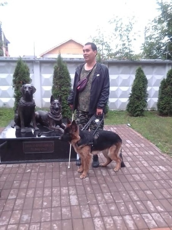 Жителю Калмыкии помогает собака-поводырь