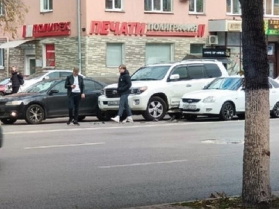 На площади Победы в Рязани столкнулись три автомобиля