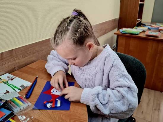 В приемной «Единой России» помогли семилетней девочке подготовить подарок для папы, который был мобилизован