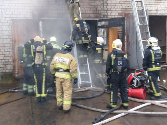 В Кирове пожар в гаражном боксе тушили силами шести пожарных расчетов