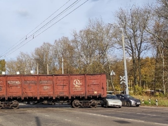 В Ярославле под товарный поезд попали две легковушки