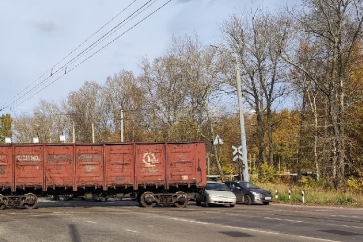 В Ярославле под товарный поезд попали две легковушки