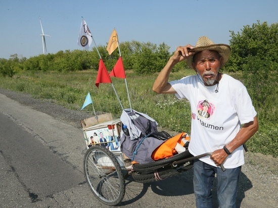 Казахстанец в 72 года пешком обошел всю страну