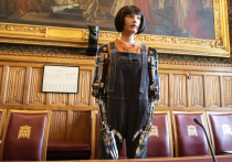 Первая в мире художница-робот по имени Ай-Да выступила в британской палате лордов