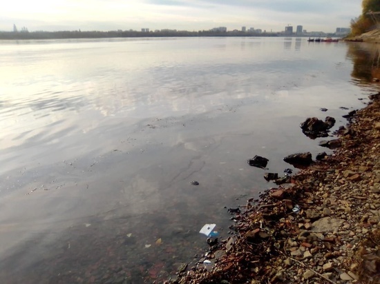 В Астрахани МЧС выявило загрязнение Волги площадью 100 квадратных метров