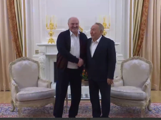 Появилось видео объятий Лукашенко с Назарбаевым