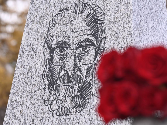 В Красноярске на могиле архитектора Арэга Демирханова установили памятник