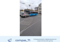 Сегодня, утром 15 октября, в районе пересечения улицы Советской и улицы Оборонной города Тулы (по направлению движения из центра) столкнулись автомобиль марки "Хендай" и автобус
