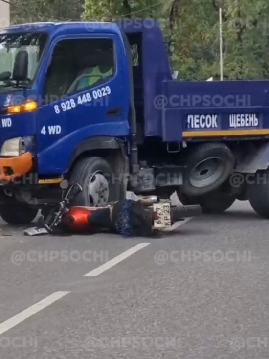 В Сочи мотоцикл столкнулся с грузовиком