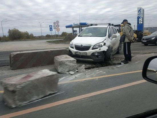 На Северной окружной дороге в Рязани водитель Opel врезался в бетонный блок