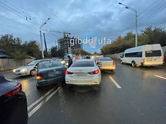 Уфимка при развороте столкнулась с тремя автомобилями
