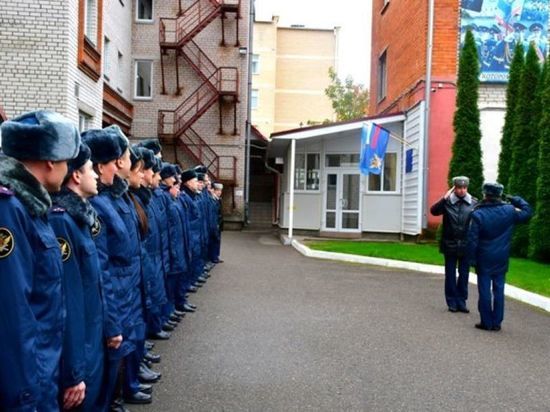 Строевые смотры после перехода на зимнюю форму одежды состоялись в псковском УФСИН - МК Псков