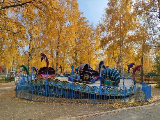 В двух омских парках в выходные продолжают работу аттракционы