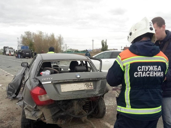 Под Саратовом в аварии с тремя машинами пострадало 8 человек