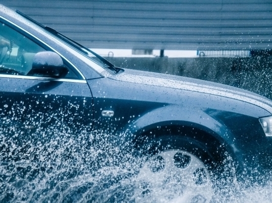 Волгоградским автомобилистам напомнили о правилах вождения в дождь