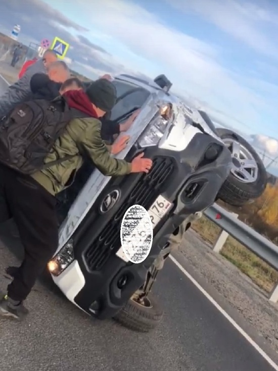 Жители Рыбинска на руках переворачивали машину, попавшую в ДТП